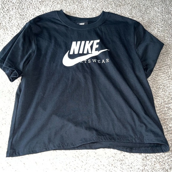 Nike Tops - SOLD | NWOT! Nike - Black T-Shirt - XS
